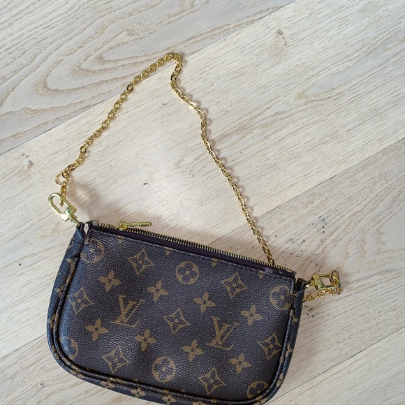 Louis Vuitton barely used purse! Great condition + comes with dust bag - Picture 2 of 5